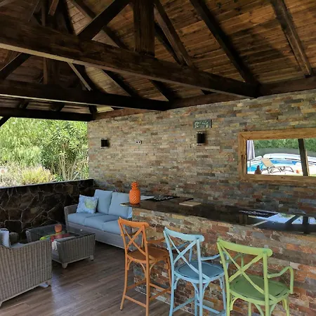Lovely Family Large Swimming Pool And Bar!