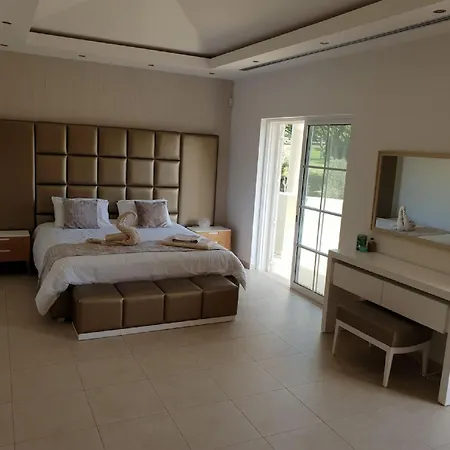 Lovely Family Large Swimming Pool And Bar! شقة كوارتيرا
